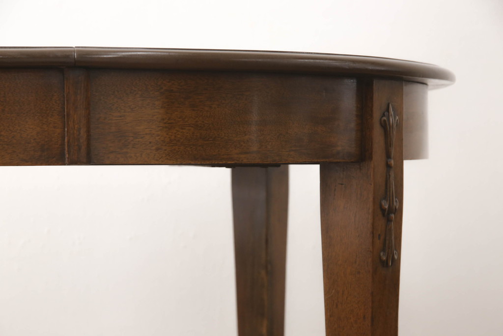 イギリスアンティーク　Lloyd's Antiques(ロイズ・アンティークス)　ウォールナット材　クラシカルな佇まいが美しいキャスター付きエクステンションテーブル(ダイニングテーブル、4人掛け、6人掛け、ドローリーフテーブル、ラウンドテーブル、オーバル型、食卓、英国)(R-066189)