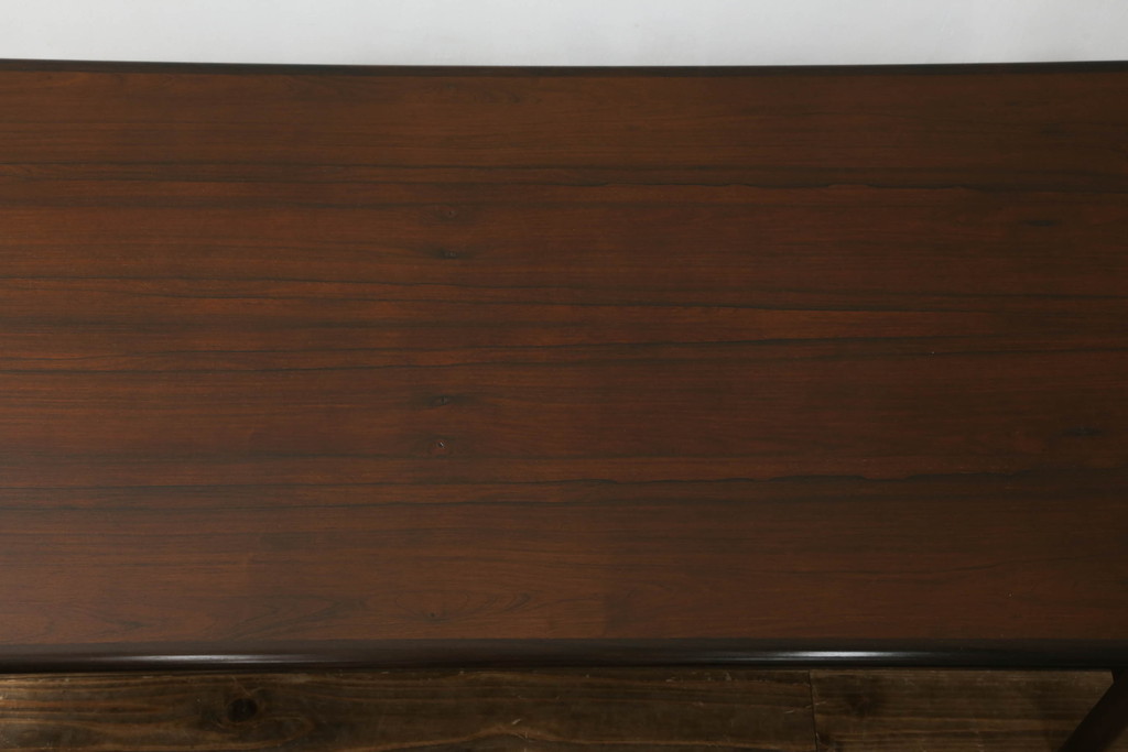 北欧ビンテージ　ノルウェー　S MOBLER(モブラー)　rasmus solberg cabinetmaker norway(ラスムスソルベルグ) 　ローズウッド材　シンプルモダンで曲線の優しいセンターテーブル(ローテーブル、ヴィンテージ)(R-058182)