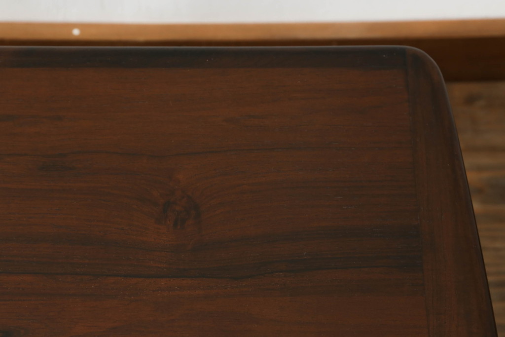 北欧ビンテージ　ノルウェー　S MOBLER(モブラー)　rasmus solberg cabinetmaker norway(ラスムスソルベルグ) 　ローズウッド材　シンプルモダンで曲線の優しいセンターテーブル(ローテーブル、ヴィンテージ)(R-058182)