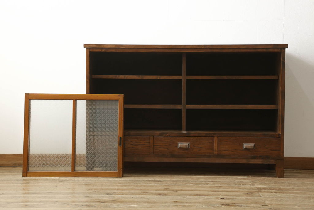 ラフジュ工房オリジナル　古建具リメイク　オリジナル紋様ガラスがレトロな雰囲気を高めるサイドボード(収納棚、戸棚、サイドキャビネット)(R-060346)