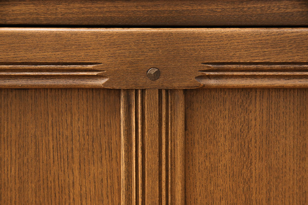イギリスヴィンテージ　ERCOL(アーコール)　希少モデル!　ニレ材製のおしゃれな細型キャビネット(収納棚、飾り棚、食器棚、ビンテージ)(R-050200)