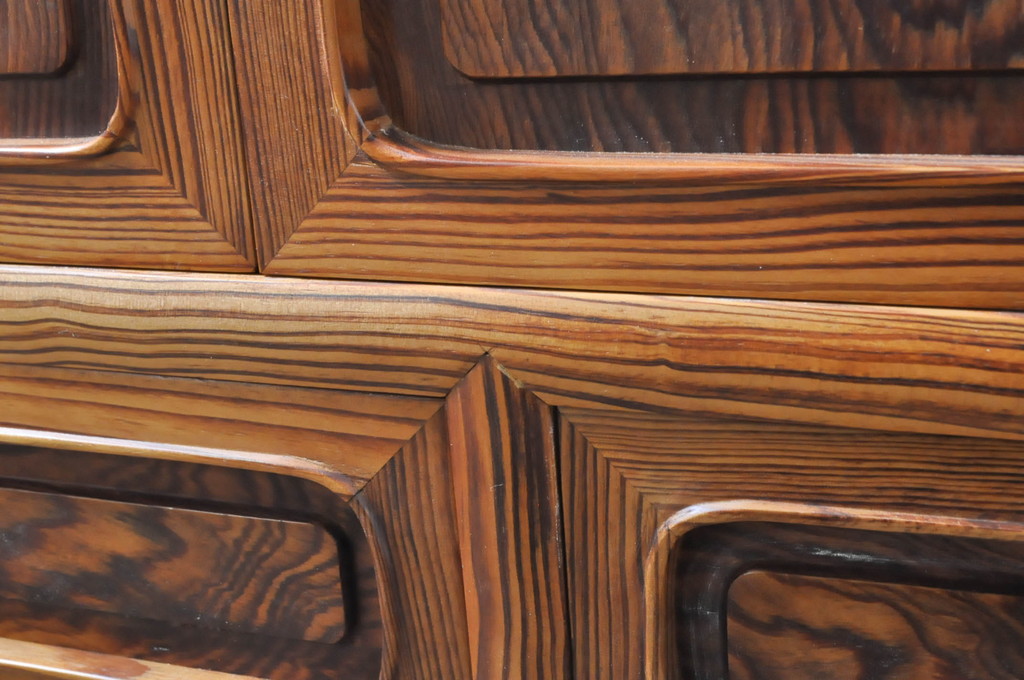 和製ビンテージ　肥松(老松、アブラマツ)　温かみのある色合いと美しい木目が魅力の茶棚(違い棚、飾り棚、収納棚、戸棚、ヴィンテージ)(R-066088)