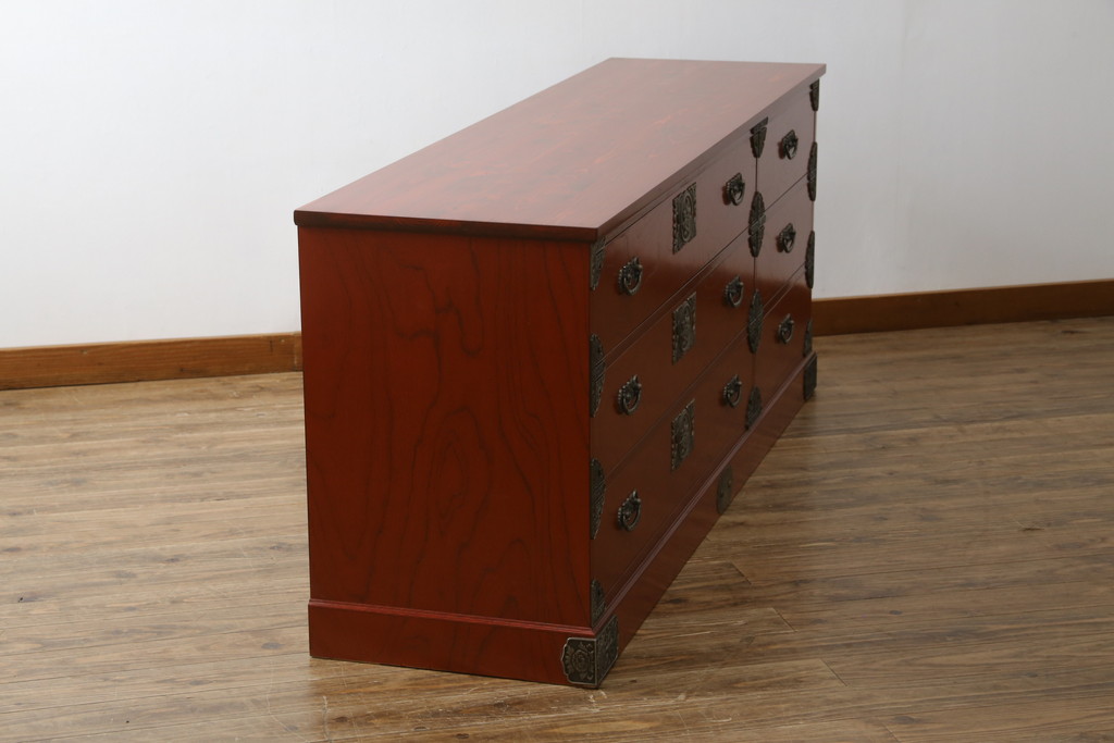 中古　展示品　未使用品　四国・高松　飛鳥欅箪笥　艶やかな朱色が魅力的な箪笥ローチェスト(和たんす、衣装タンス、収納箪笥、引き出し、ローボード、テレビ台、TVボード)(R-080240)