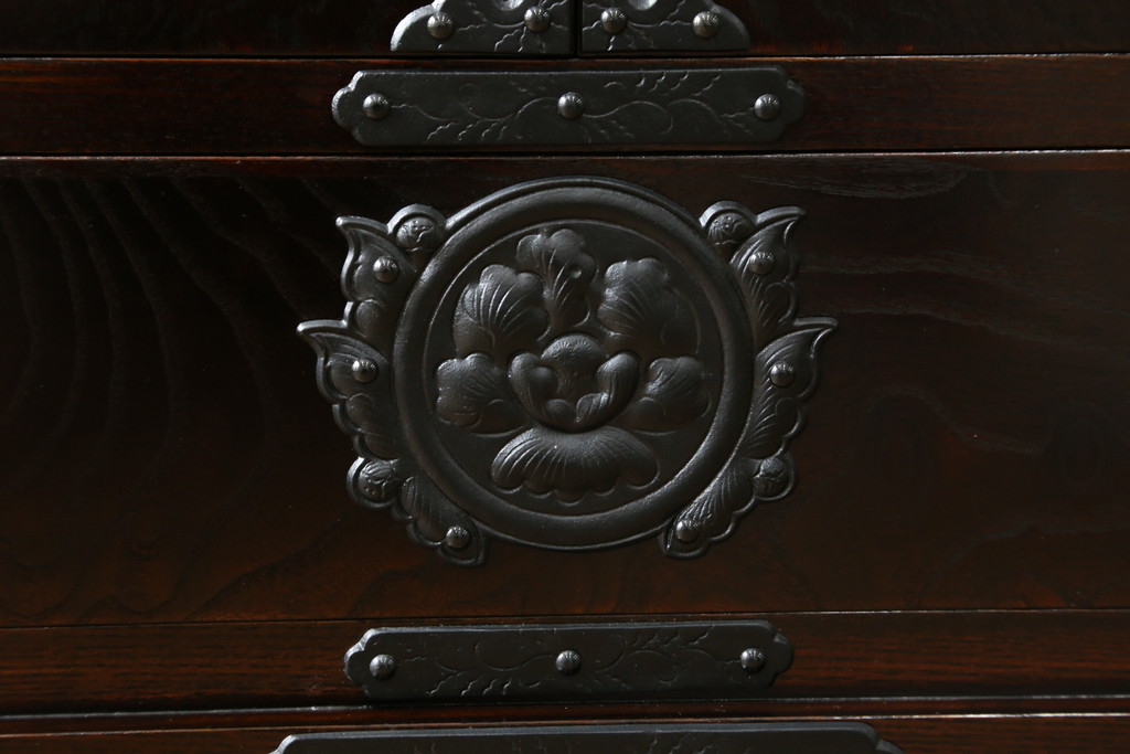 和製ビンテージ　美品　岩谷堂箪笥　桜木作　上品なデザインの黒金具が美しいサイドボード(サイドキャビネット、ローボード、リビングボード、テレビ台、テレビボード、収納棚、飾り棚、戸棚、ヴィンテージ)(R-070585)