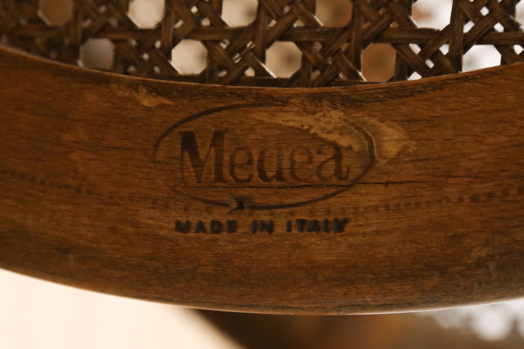 中古　美品　イタリア高級家具　メデア(Medea)　品のある佇まいが美しいガラストップサイドテーブル(コーヒーテーブル、ラウンドテーブル、花台、飾り台)(R-077249)