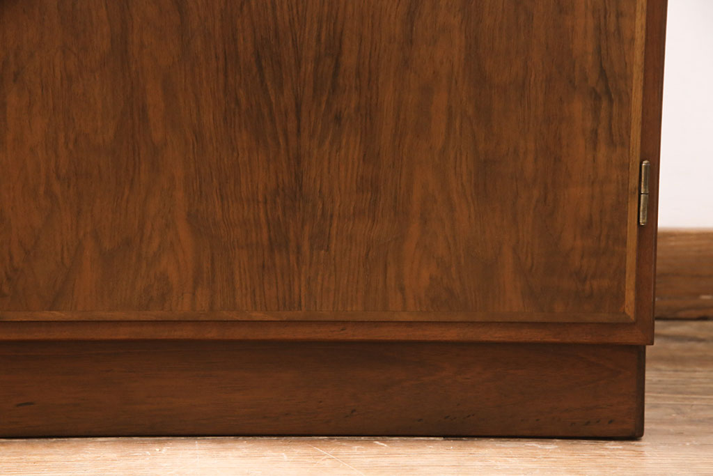 デンマークヴィンテージ　SOBORG MOBLER(ソボーモブラー)社　ボーエ・モーエンセン　チーク材・ローズウッド材　北欧家具らしいシンプルさが魅力のキャビネット(収納棚、戸棚、ビンテージ)(R-050947)