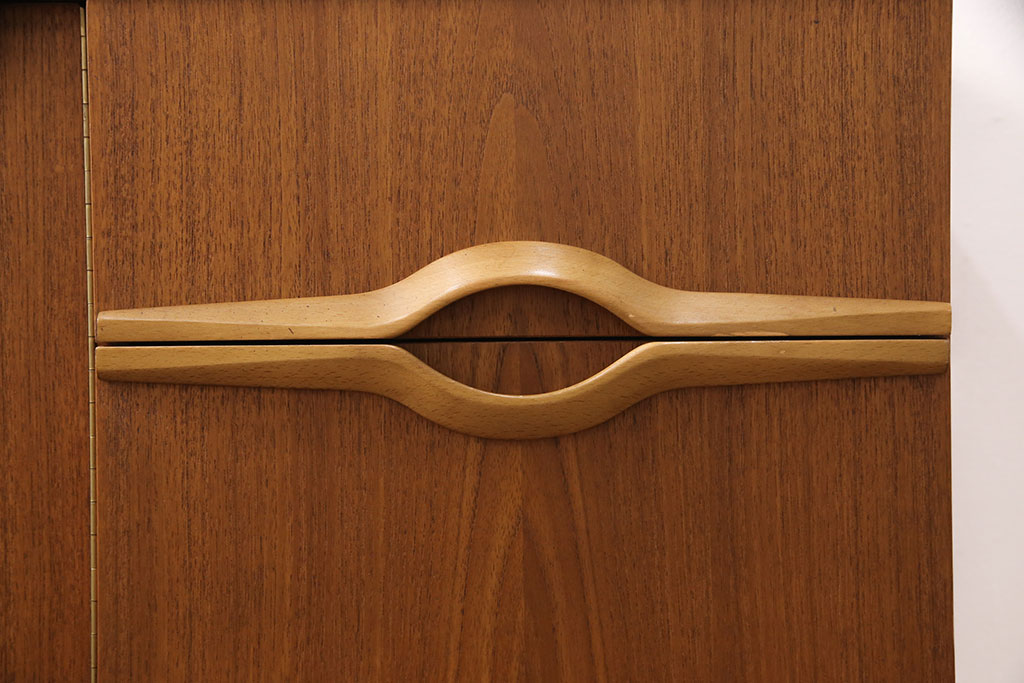 北欧ヴィンテージ　チーク材　インパクトのある引手がお部屋のアクセントにもなるサイドボード(収納棚、戸棚、キャビネット、ビンテージ)(R-050811)