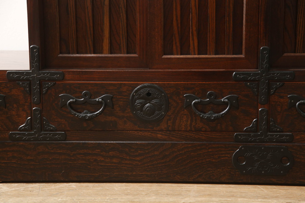 中古　美品　岩谷堂箪笥　黒々とした金具が存在感を放つ階段箪笥(和タンス、収納箪笥)(R-059534)