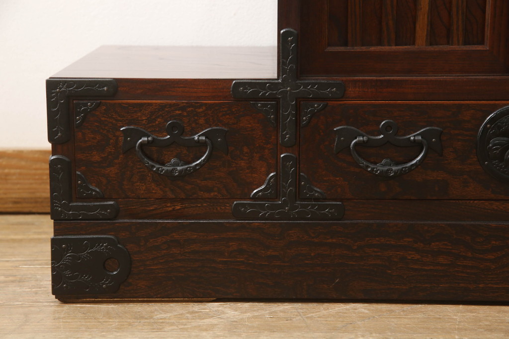中古　美品　岩谷堂箪笥　黒々とした金具が存在感を放つ階段箪笥(和タンス、収納箪笥)(R-059534)