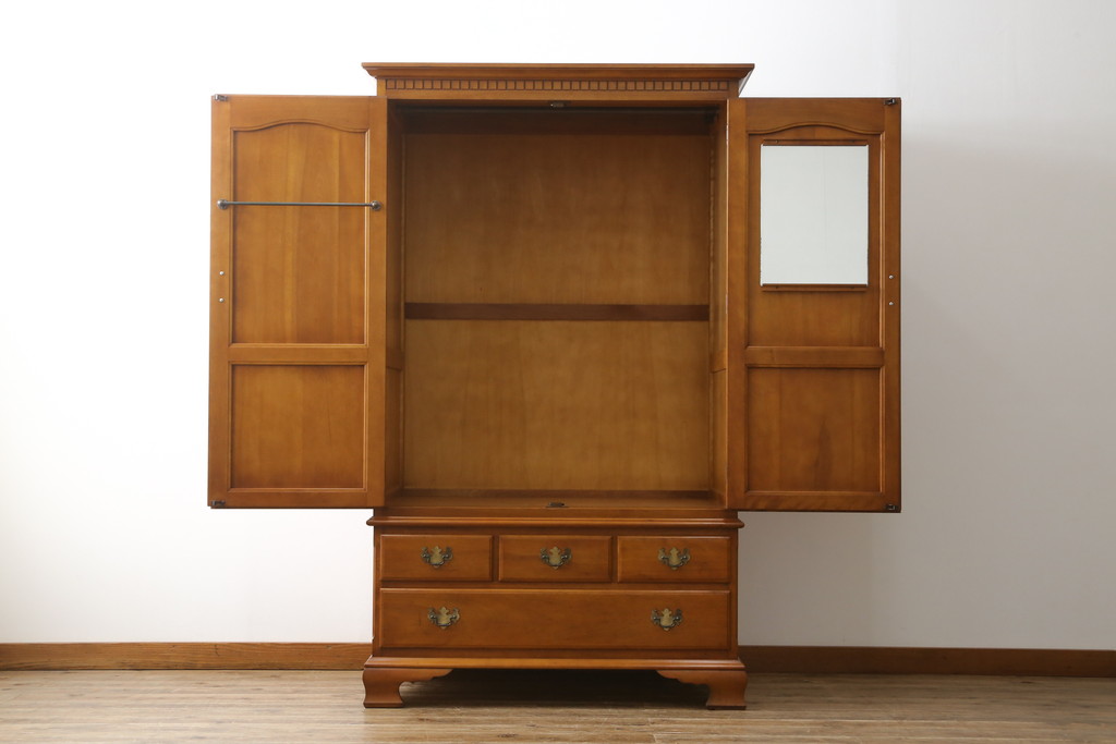 中古　美品　横浜ダニエル(daniel)　アーリーアメリカンシリーズ　気品ある佇まいが魅力的なワードローブ(洋服タンス、収納棚、戸棚、キャビネット)(定価約100万円)(R-079266)