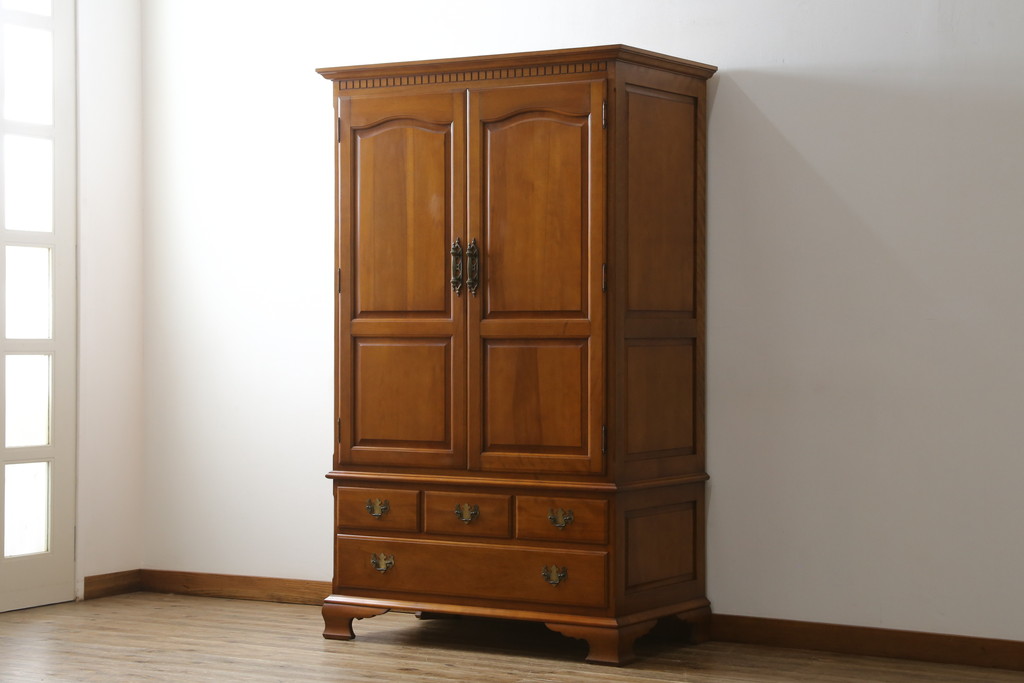 中古　美品　横浜ダニエル(daniel)　アーリーアメリカンシリーズ　気品ある佇まいが魅力的なワードローブ(洋服タンス、収納棚、戸棚、キャビネット)(定価約100万円)(R-079266)