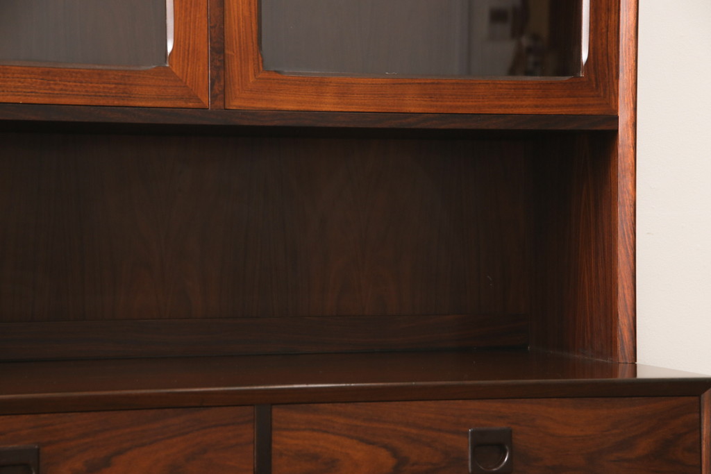 デンマークビンテージ　ローズウッド突き板　Erik Brouer(エリック・ブロイヤー) デザイン　ガラス扉のモダンなキャビネット(食器棚、カップボード、収納棚、ヴィンテージ)(R-055695)