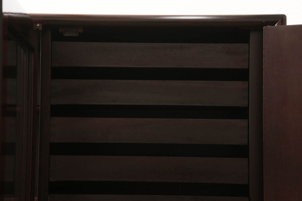 和製ビンテージ　美品　北欧デザイン　ローズウッド　シンプルながらも上品な佇まいが魅力的なサイドボード(ヴィンテージ、サイドキャビネット、収納棚、戸棚、食器棚、カップボード)(R-060978)