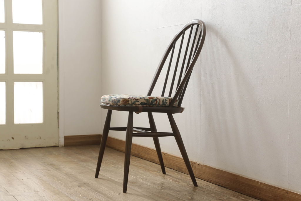 イギリスビンテージ　ERCOL(アーコール)　ナチュラルテイストのお部屋におすすめ! シンプルなクッション付きフープバックチェア(ウィンザーチェア、板座チェア、椅子、イス、1人掛け、ヴィンテージ、ウインザーチェア)(R-059539)