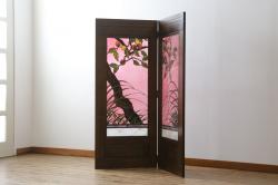 中古　美品　ステンドグラス作家　川島政則作　「茜雲」　柔らかなピンク色と柿の描写に引き込まれる屏風(パーテーション、衝立て、衝い立て、つい立て、間仕切り、折りたたみ)(定価約88万円)(R-072079)