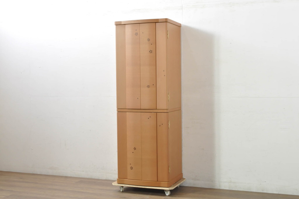 中古　未使用展示品　桜模様と明るい色合いが軽やかな雰囲気を醸し出す照明付きのモダン仏壇(床置き仏壇、家具調仏壇、祭壇、戸棚、収納棚)(定価約40万円)(R-080361)
