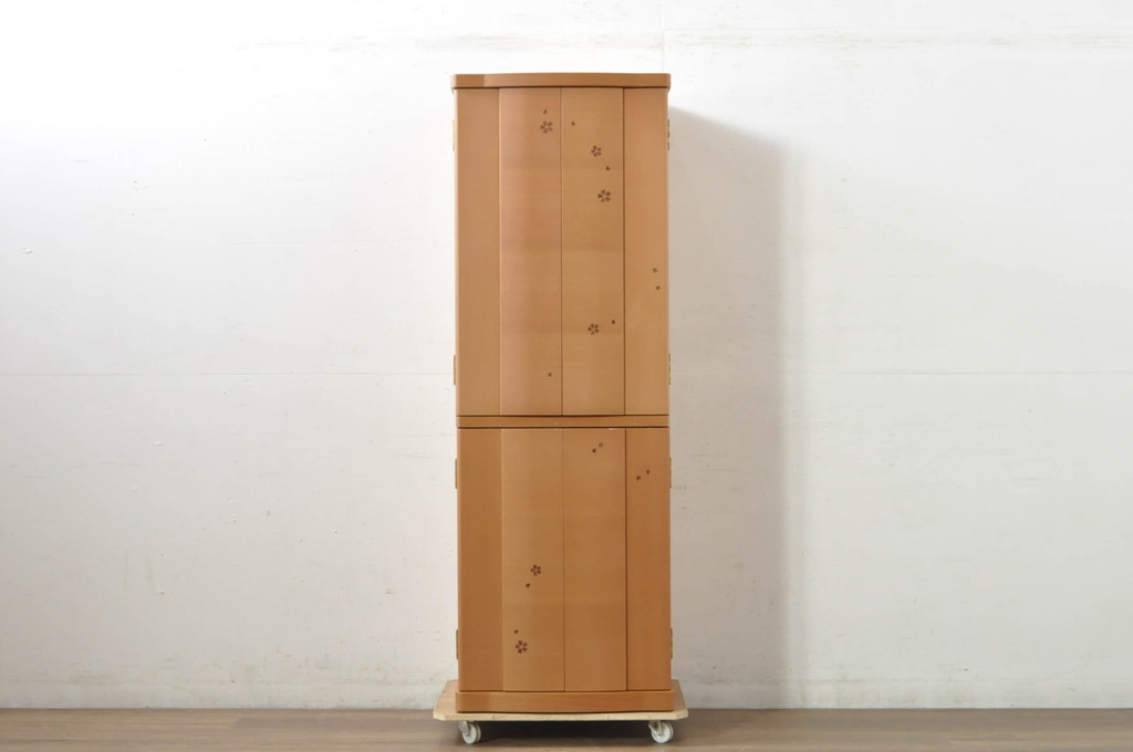 中古　未使用展示品　桜模様と明るい色合いが軽やかな雰囲気を醸し出す照明付きのモダン仏壇(床置き仏壇、家具調仏壇、祭壇、戸棚、収納棚)(定価約40万円)(R-080361)