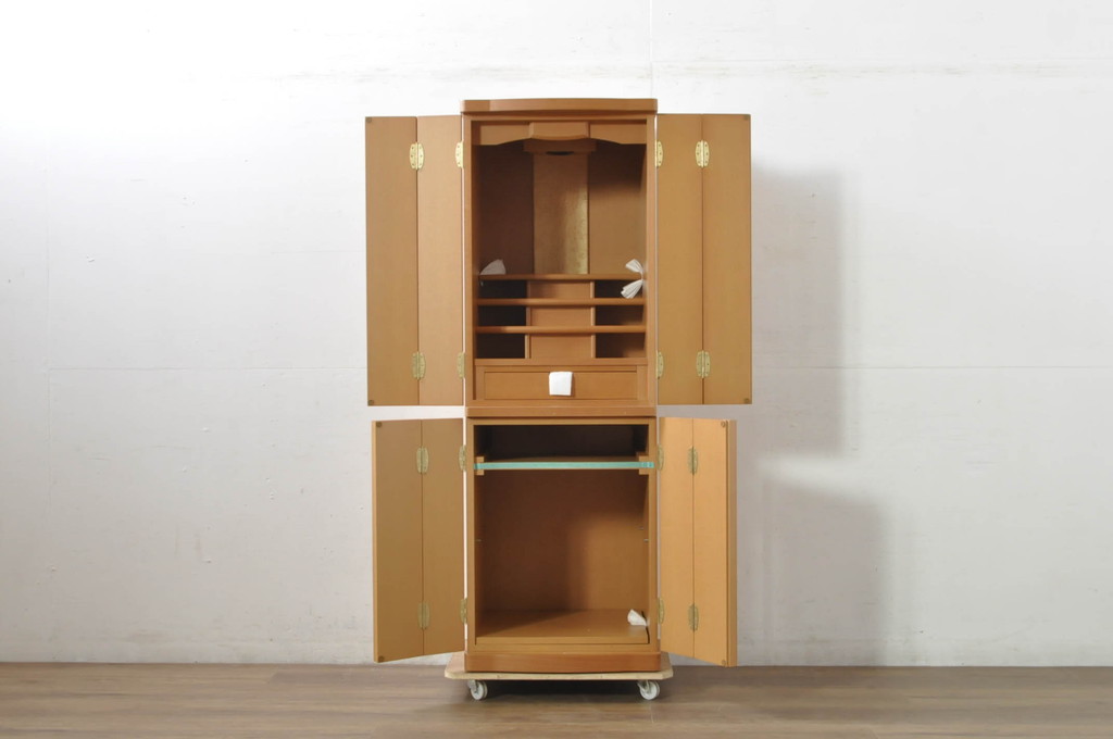 中古　未使用展示品　桜模様と明るい色合いが軽やかな雰囲気を醸し出す照明付きのモダン仏壇(床置き仏壇、家具調仏壇、祭壇、戸棚、収納棚)(定価約40万円)(R-080361)