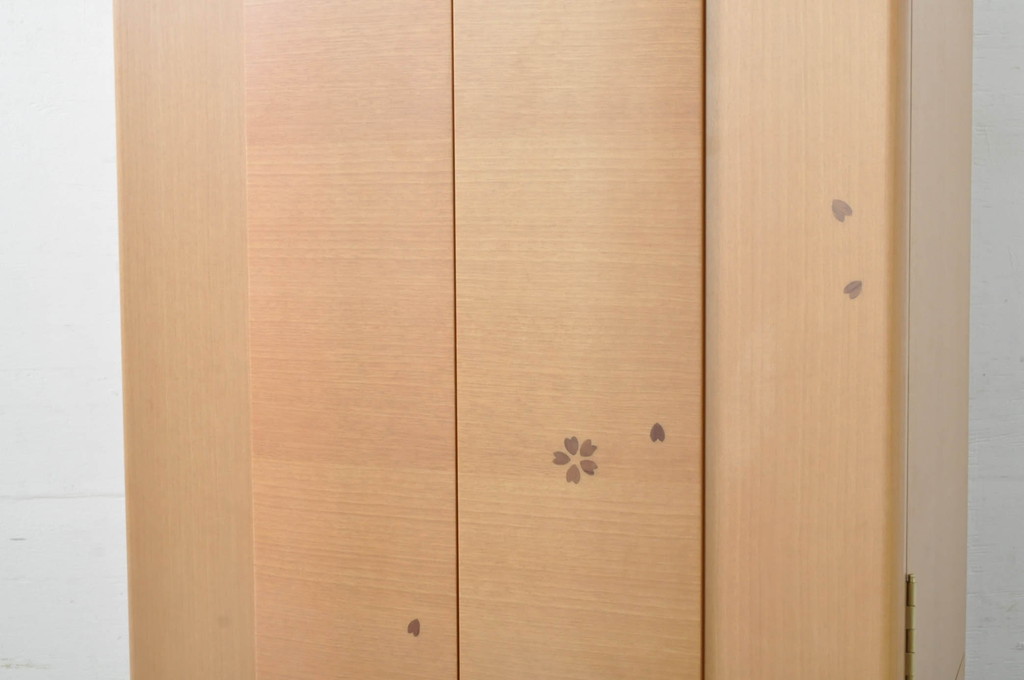 中古　未使用展示品　桜模様と明るい色合いが軽やかな雰囲気を醸し出す照明付きのモダン仏壇(床置き仏壇、家具調仏壇、祭壇、戸棚、収納棚)(定価約40万円)(R-080361)