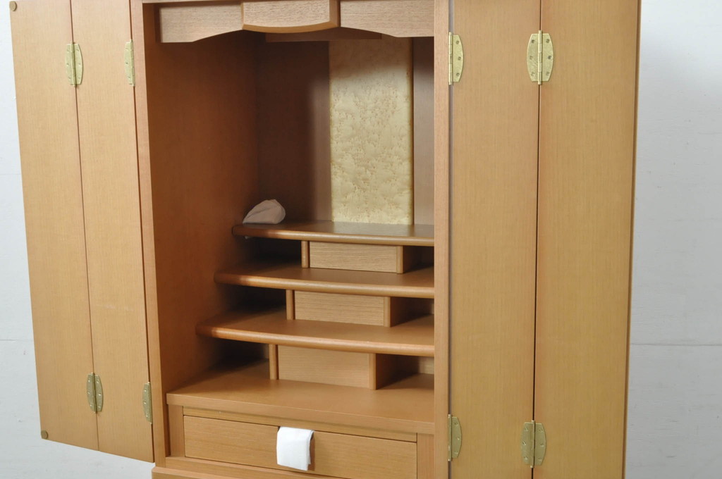 中古　未使用展示品　桜模様と明るい色合いが軽やかな雰囲気を醸し出す照明付きのモダン仏壇(床置き仏壇、家具調仏壇、祭壇、戸棚、収納棚)(定価約40万円)(R-080361)