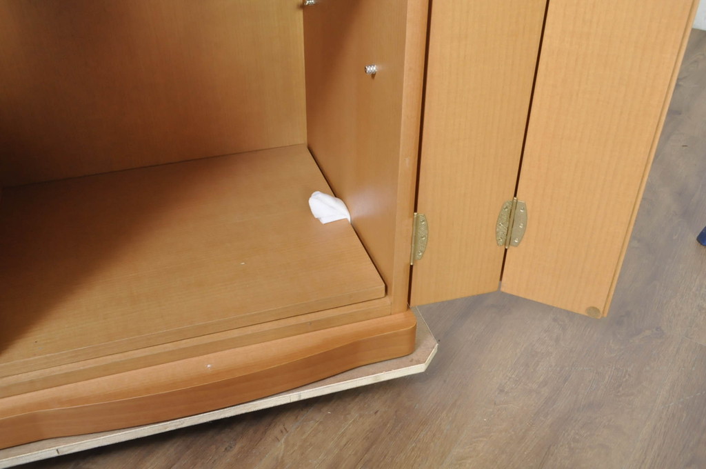 中古　未使用展示品　桜模様と明るい色合いが軽やかな雰囲気を醸し出す照明付きのモダン仏壇(床置き仏壇、家具調仏壇、祭壇、戸棚、収納棚)(定価約40万円)(R-080361)