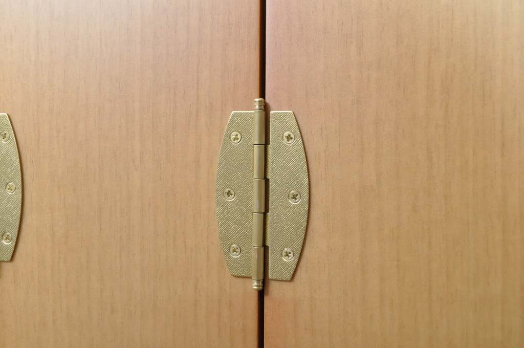 中古　未使用展示品　桜模様と明るい色合いが軽やかな雰囲気を醸し出す照明付きのモダン仏壇(床置き仏壇、家具調仏壇、祭壇、戸棚、収納棚)(定価約40万円)(R-080361)