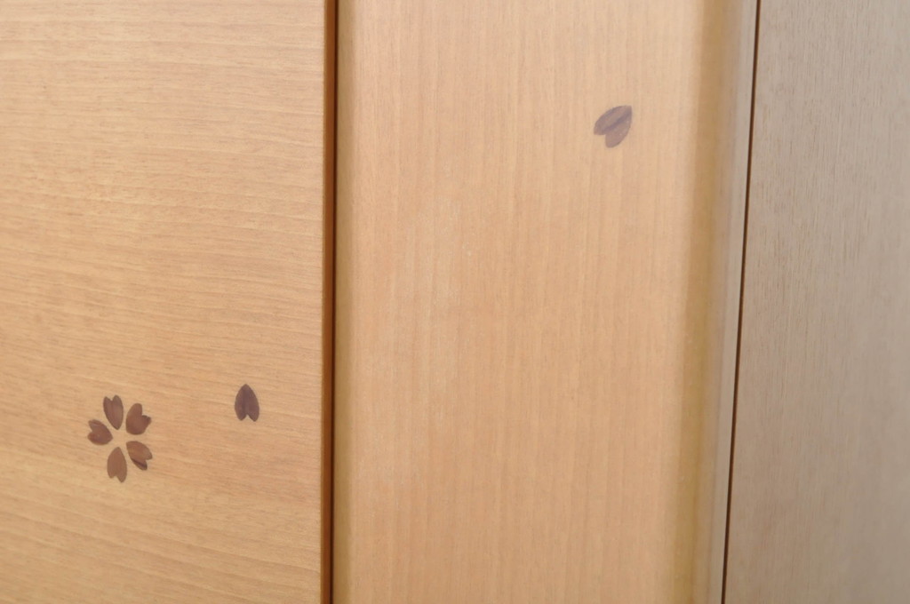中古　未使用展示品　桜模様と明るい色合いが軽やかな雰囲気を醸し出す照明付きのモダン仏壇(床置き仏壇、家具調仏壇、祭壇、戸棚、収納棚)(定価約40万円)(R-080361)