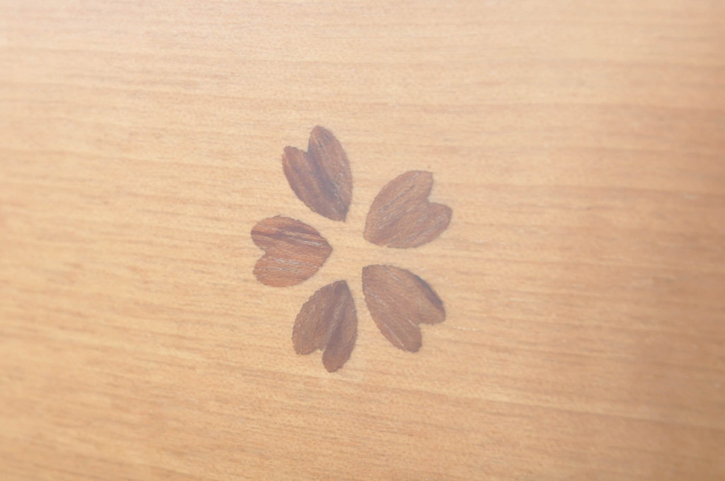 中古　未使用展示品　桜模様と明るい色合いが軽やかな雰囲気を醸し出す照明付きのモダン仏壇(床置き仏壇、家具調仏壇、祭壇、戸棚、収納棚)(定価約40万円)(R-080361)