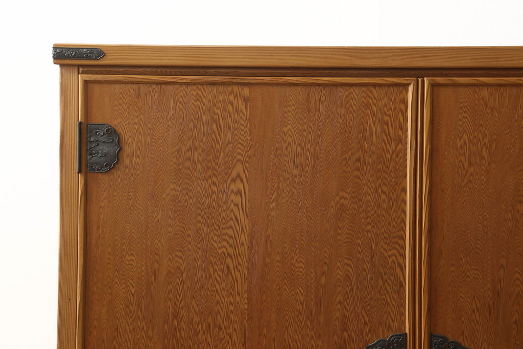 中古　屋久杉の美しい木目と金具のデザインが高級感を演出する和服箪笥(着物箪笥、和タンス、衣装たんす)(R-060596)