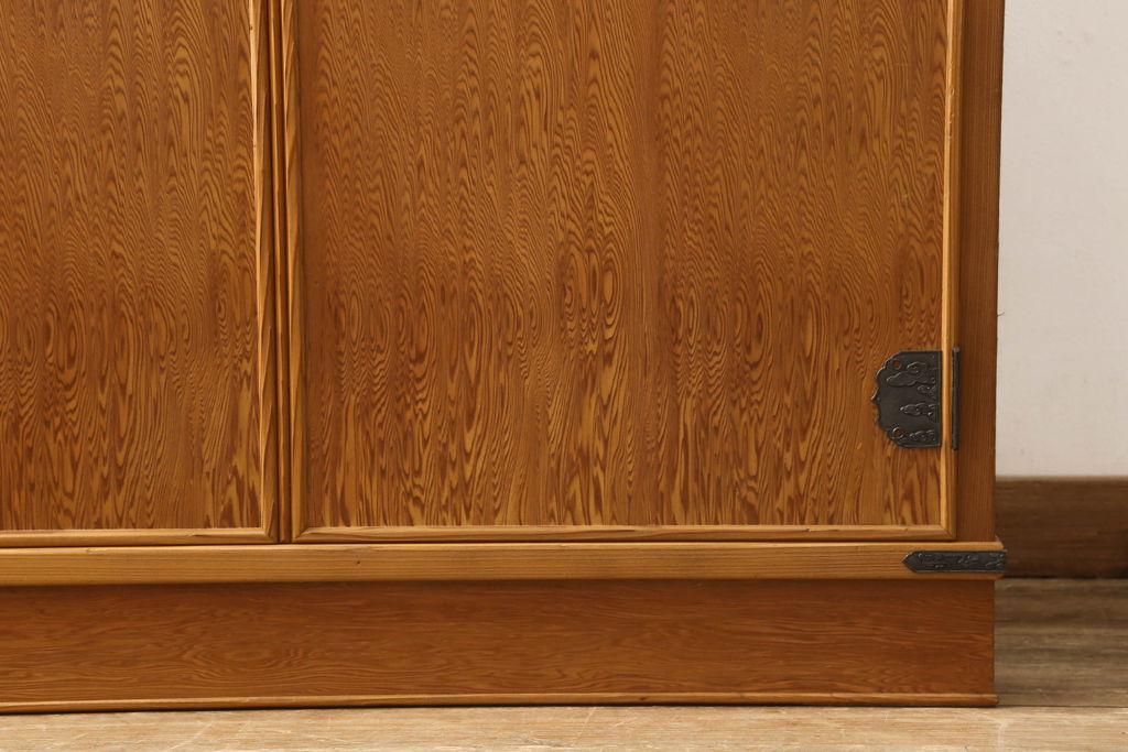 中古　屋久杉の美しい木目と金具のデザインが高級感を演出する和服箪笥(着物箪笥、和タンス、衣装たんす)(R-060596)