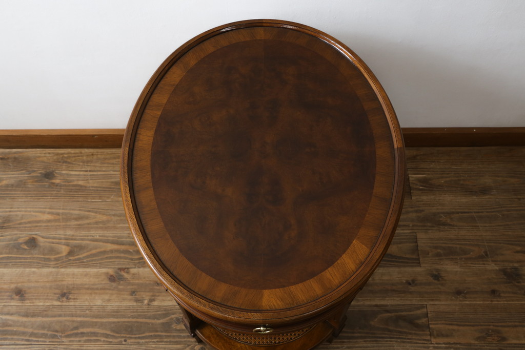 中古　美品!!　DREXEL HERITAGE(ドレクセルヘリテイジ)　Cameo Classics(キャメオクラシックス)　上品な佇まいが魅力の引き出し付きサイドテーブル(ナイトテーブル、エンドテーブル、ローテーブル、花台、飾り台)(R-068479)