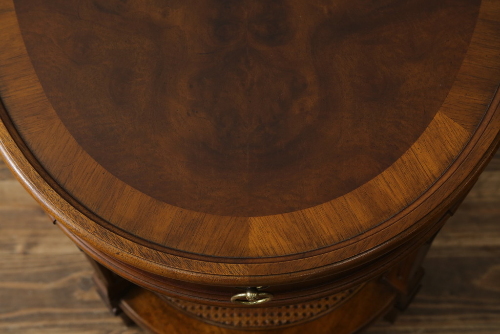 中古　美品!!　DREXEL HERITAGE(ドレクセルヘリテイジ)　Cameo Classics(キャメオクラシックス)　上品な佇まいが魅力の引き出し付きサイドテーブル(ナイトテーブル、エンドテーブル、ローテーブル、花台、飾り台)(R-068479)