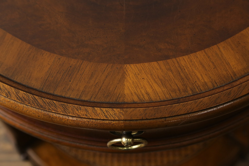 中古　美品!!　DREXEL HERITAGE(ドレクセルヘリテイジ)　Cameo Classics(キャメオクラシックス)　上品な佇まいが魅力の引き出し付きサイドテーブル(ナイトテーブル、エンドテーブル、ローテーブル、花台、飾り台)(R-068479)