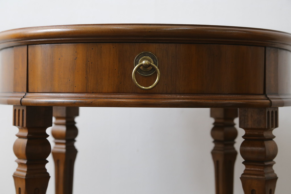 中古　美品!!　DREXEL HERITAGE(ドレクセルヘリテイジ)　Cameo Classics(キャメオクラシックス)　上品な佇まいが魅力の引き出し付きサイドテーブル(ナイトテーブル、エンドテーブル、ローテーブル、花台、飾り台)(R-068479)