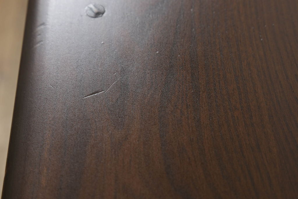ヴィンテージ家具　イギリスヴィンテージ　ERCOL(アーコール)　old colonial(オールドコロニアル)　彫りの装飾が目を引くクラシカルなサイドボード(収納棚、キャビネット、ビンテージ)(R-050192)