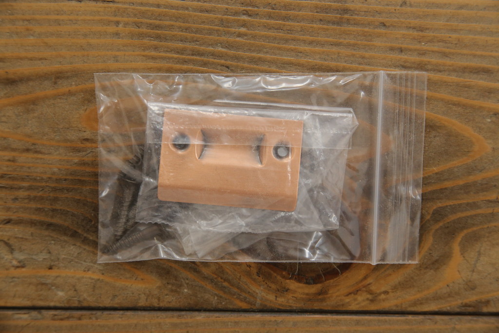 【セミオーダー家具実例】設置場所に合わせてリサイズし、三方枠も新規製作しました。ご希望の色ガラスでアクセントを付け、当店商品を参考に濃い茶色に着色して仕上げました。(ドア、建具)