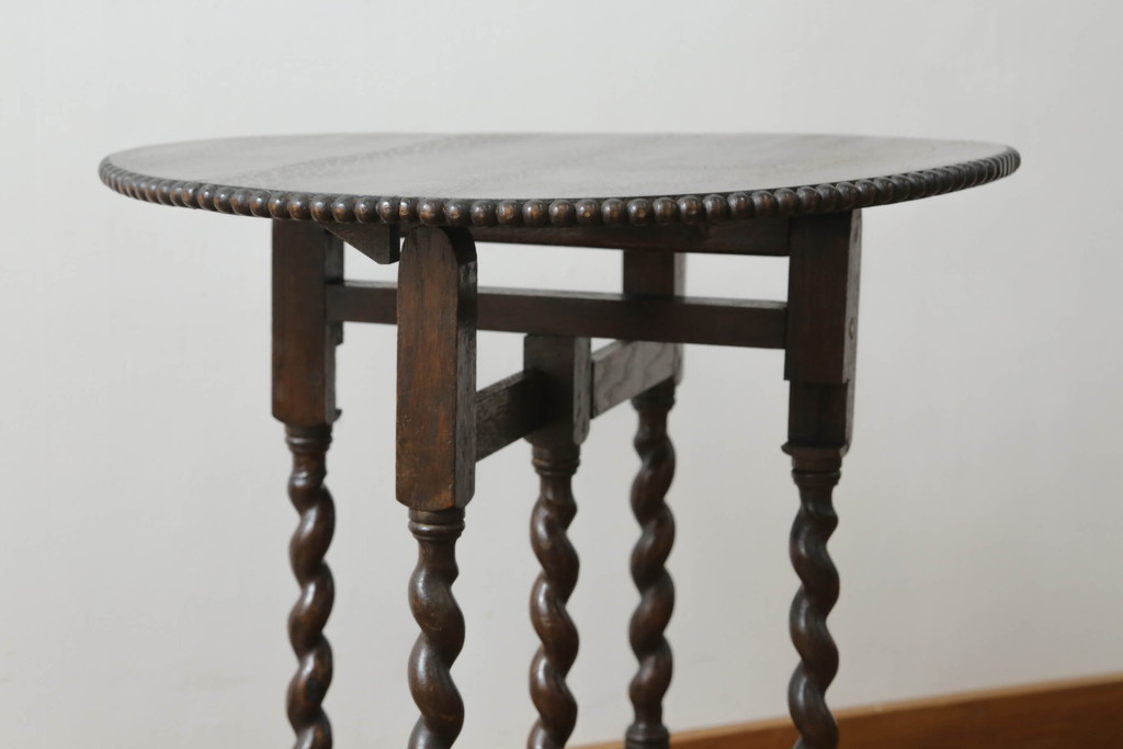 イギリスアンティーク　オーク材　ツイストレッグが目を惹く折り畳みコーヒーテーブル(カフェテーブル、ラウンドテーブル、センターテーブル、折りたたみテーブル)(R-064164)