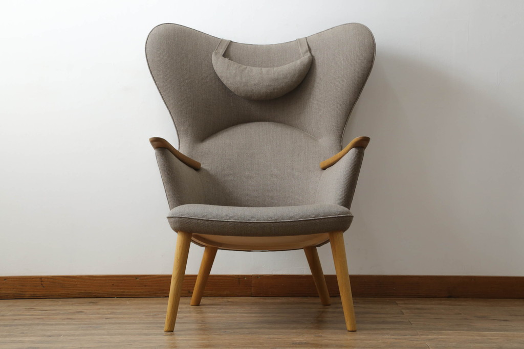 中古　美品　北欧家具　デンマーク　CARL HANSEN & SON(カール・ハンセン&サン)　Hans J Wegner(ハンス・J・ウェグナー)デザイン　CH78 MAMA BEAR CHAIR　2021年購入　洗練されたデザインが魅力的なネックピロー付きラウンジチェア(アームチェア、椅子、イス、北欧)(定価約70万円)(R-072839)