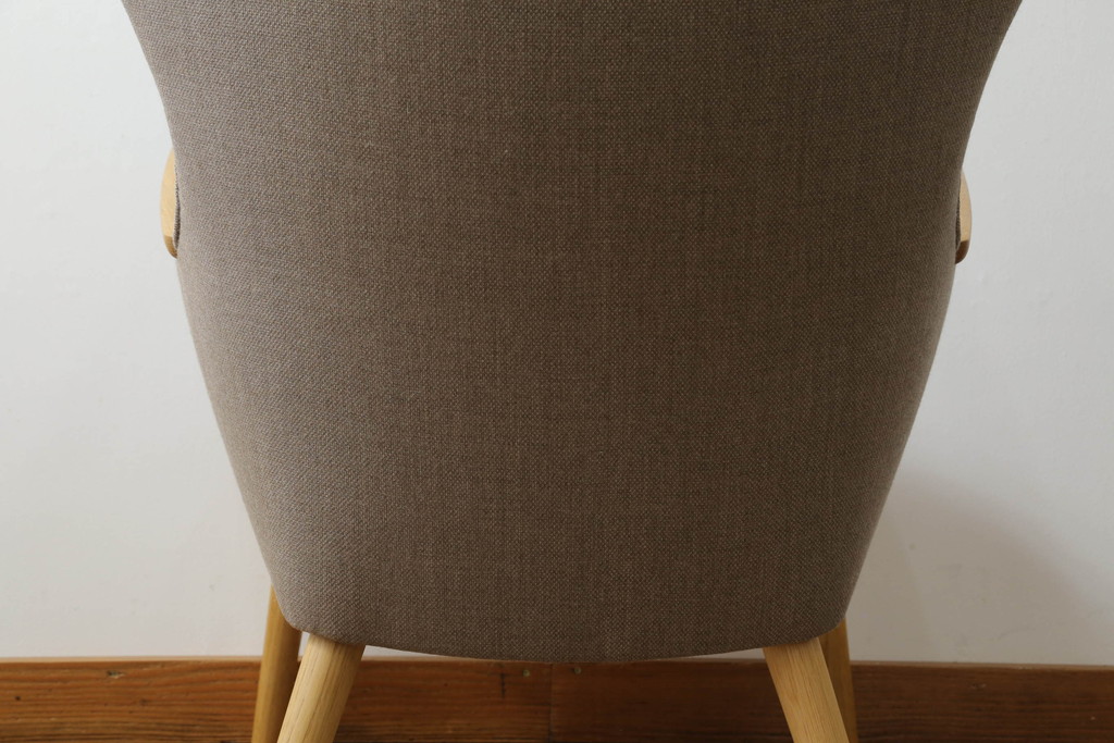 中古　美品　北欧家具　デンマーク　CARL HANSEN & SON(カール・ハンセン&サン)　Hans J Wegner(ハンス・J・ウェグナー)デザイン　CH78 MAMA BEAR CHAIR　2021年購入　洗練されたデザインが魅力的なネックピロー付きラウンジチェア(アームチェア、椅子、イス、北欧)(定価約70万円)(R-072839)