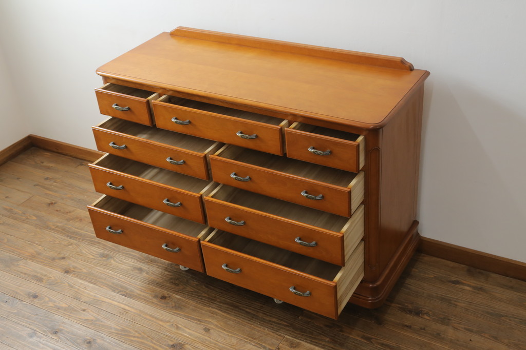中古　美品　横浜クラシック家具　ダニエル(Daniel)　Etranger(エトランジェ)　E-111　温かみのある色合いと品のある佇まいが魅力のチェスト(サイドボード、引き出し)(定価約80万円)(R-075081)