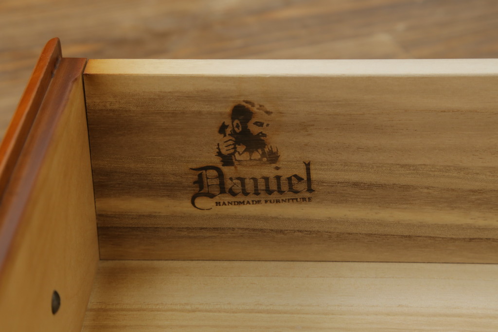 中古　美品　横浜クラシック家具　ダニエル(Daniel)　Etranger(エトランジェ)　E-111　温かみのある色合いと品のある佇まいが魅力のチェスト(サイドボード、引き出し)(定価約80万円)(R-075081)