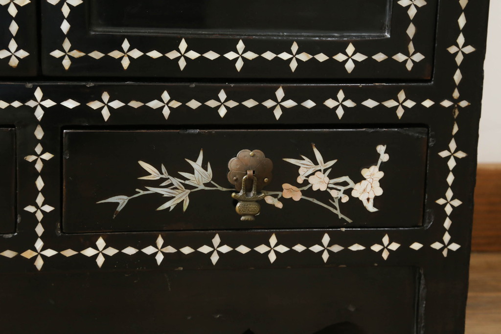 アジアンビンテージ　螺鈿(ラデン)　象嵌　描かれた自然の風景が美しいキャビネット(収納棚、戸棚、ヴィンテージ)(R-074528)