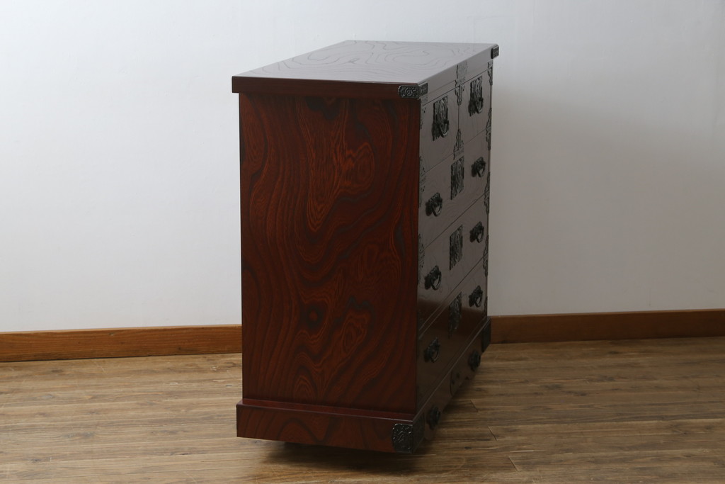 中古　美品　四国・高松　飛鳥民芸家具　深い色味と美しい木目が魅力的な車箪笥(衣装箪笥、収納箪笥、整理箪笥、和箪笥、引き出し)(R-075490)