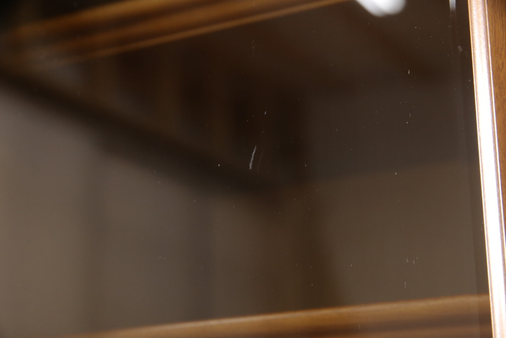 中古　美品　横浜ダニエル(daniel)　イギリスアンティークを彷彿させる佇まいが魅力のカップボード(キャビネット、収納棚、食器棚)(定価約140万円)(R-051968)