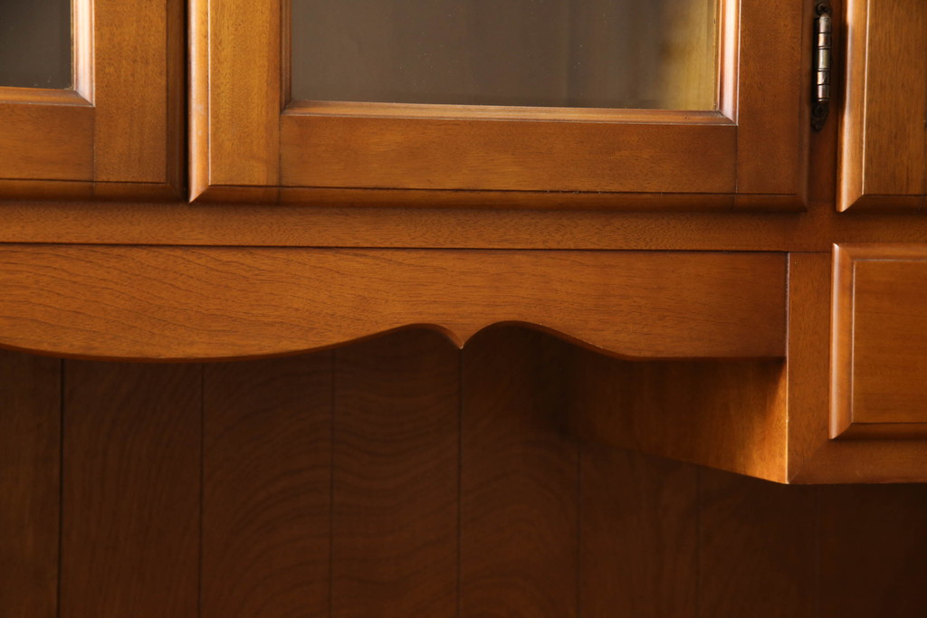 中古　美品　横浜ダニエル(daniel)　イギリスアンティークを彷彿させる佇まいが魅力のカップボード(キャビネット、収納棚、食器棚)(定価約140万円)(R-051968)