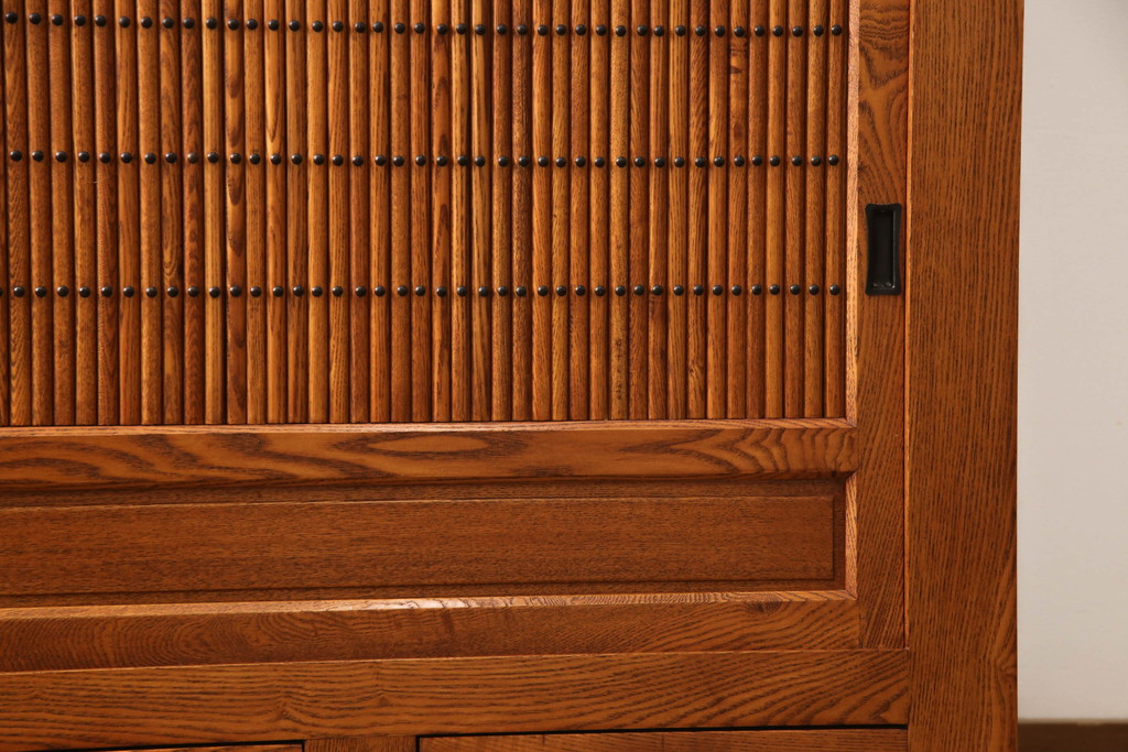 中古　楡(ニレ)材　総無垢材　美しい木目と品のある佇まいが魅力の重ね水屋箪笥(収納箪笥、戸棚、収納棚、食器棚)(R-066505)