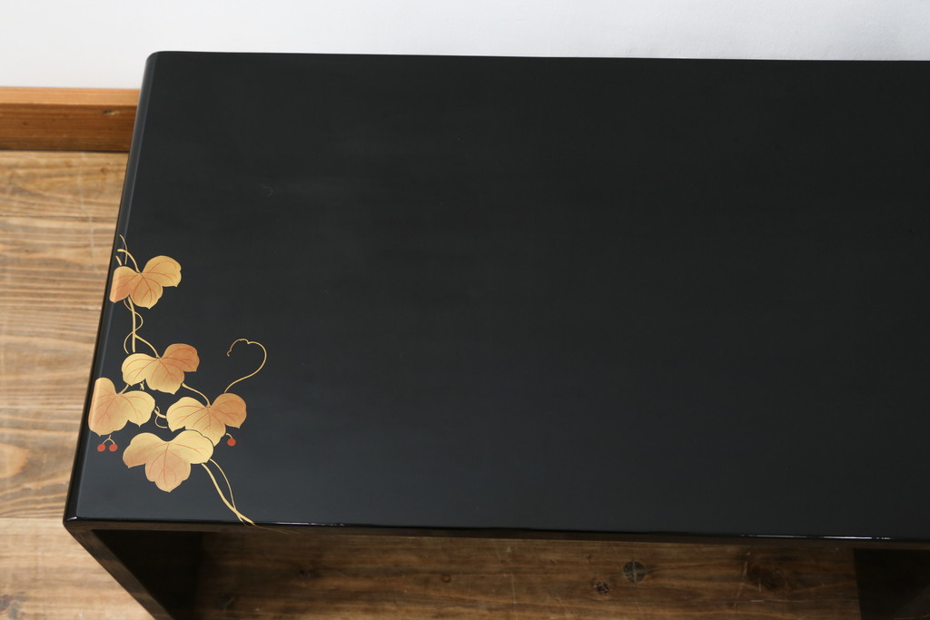 中古　美品　輪島塗り　繊細な色づかいが美しい蒔絵入りの文机(定価約60万円)(座机、ローテーブル、センターテーブル)(R-053693)