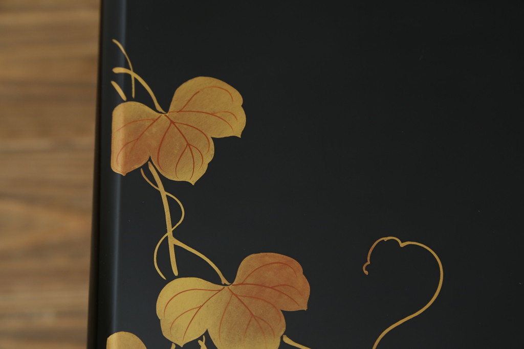 中古　美品　輪島塗り　繊細な色づかいが美しい蒔絵入りの文机(定価約60万円)(座机、ローテーブル、センターテーブル)(R-053693)