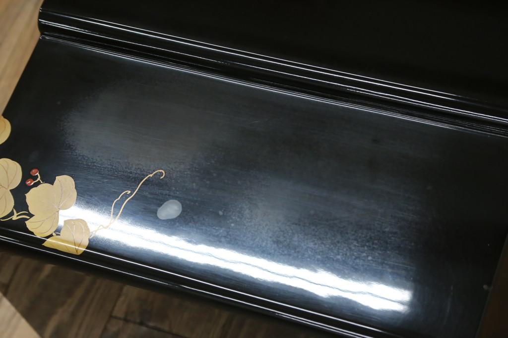 中古　美品　輪島塗り　繊細な色づかいが美しい蒔絵入りの文机(定価約60万円)(座机、ローテーブル、センターテーブル)(R-053693)