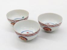 江戸期　大明年製　古伊万里　染付　色絵　豊かな色彩が魅力の湯呑み3客セット(龍、竜、花、金彩、湯のみ、ぐい吞み、煎茶、茶器、和食器)(R-081327)